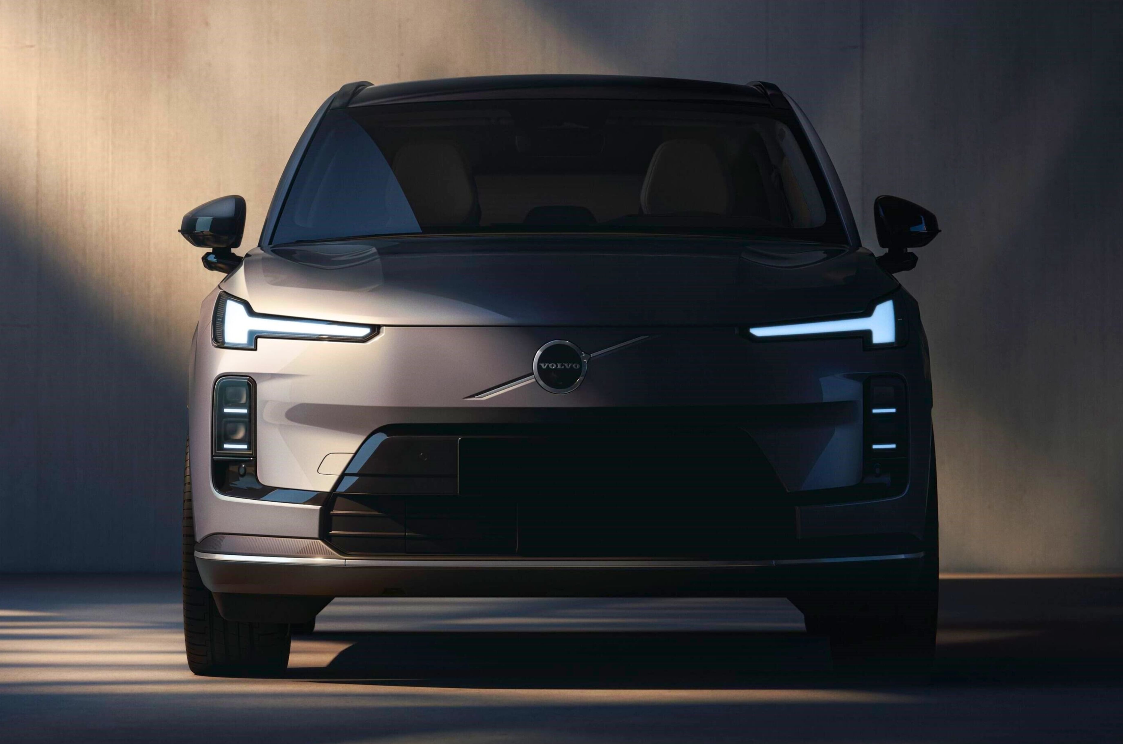 2025 Volvo XC70 SUV front