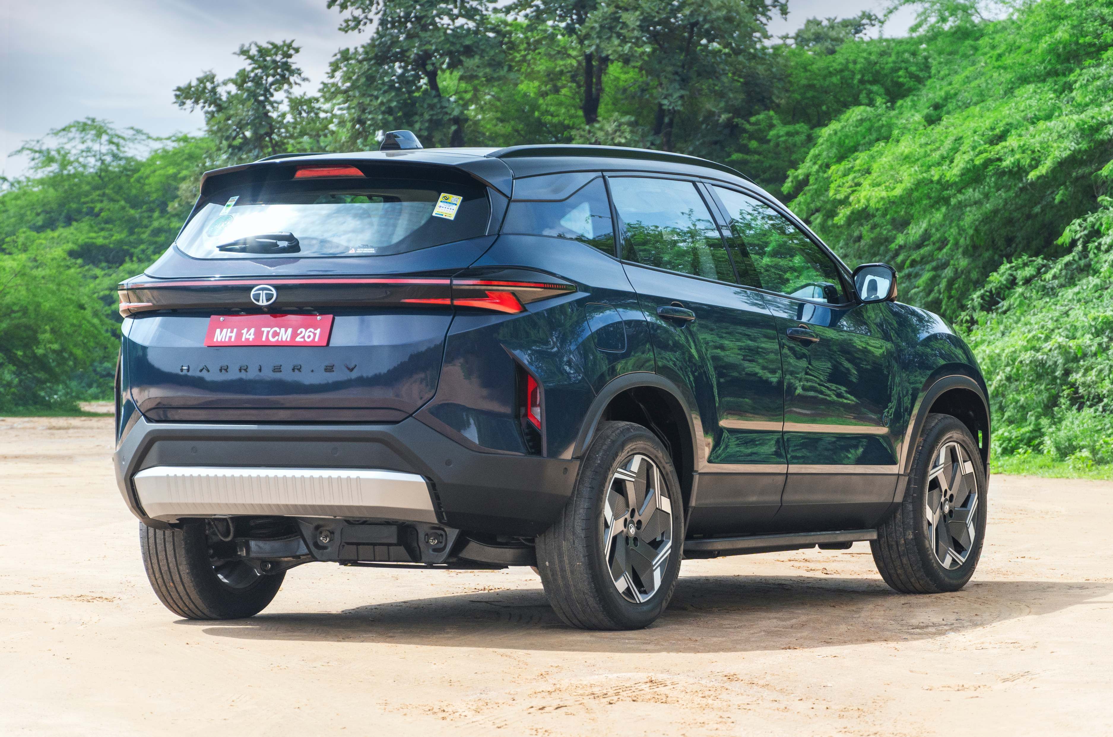 tata harrier ev in field