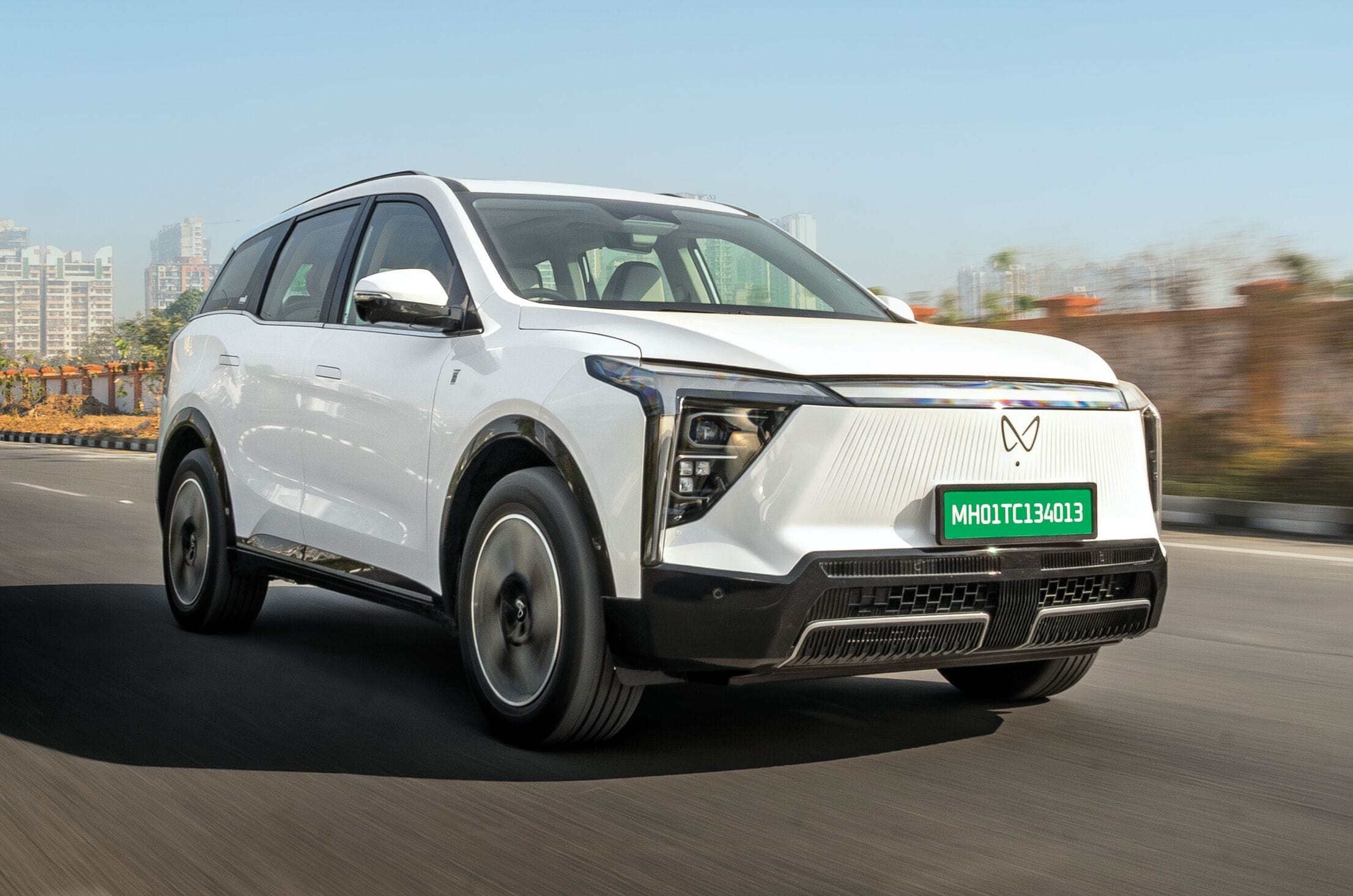 Mahindra XEV 9S front right side driving on road